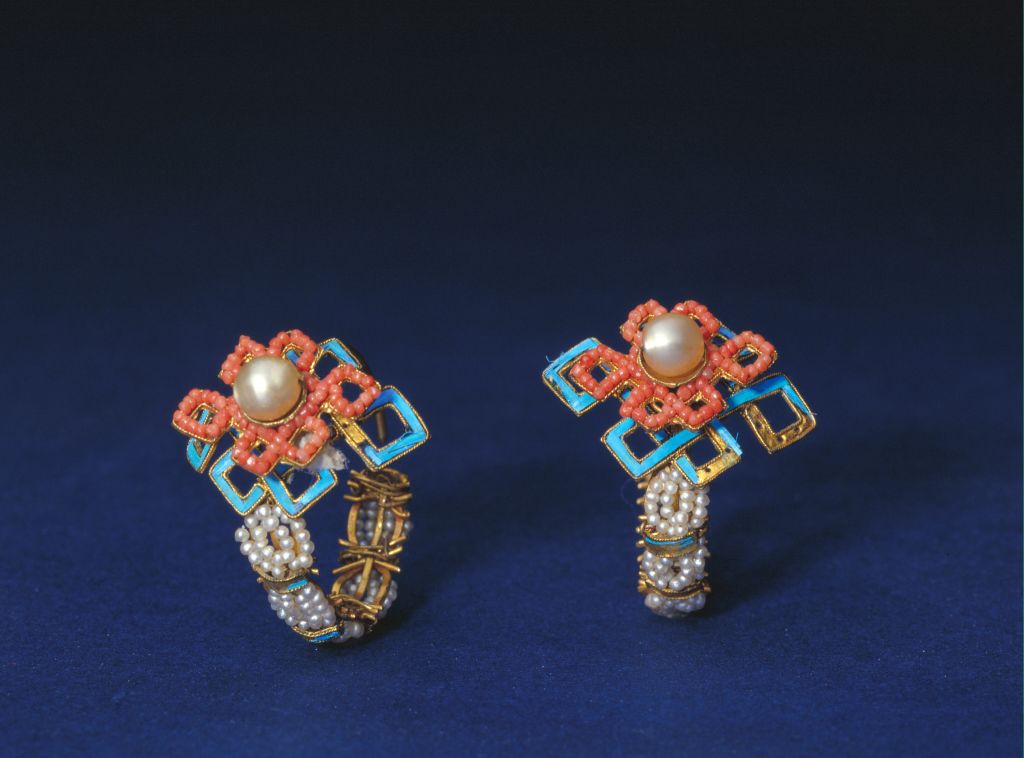 图片[1]-Long earrings with gold inlaid jewelry and emerald dots-China Archive